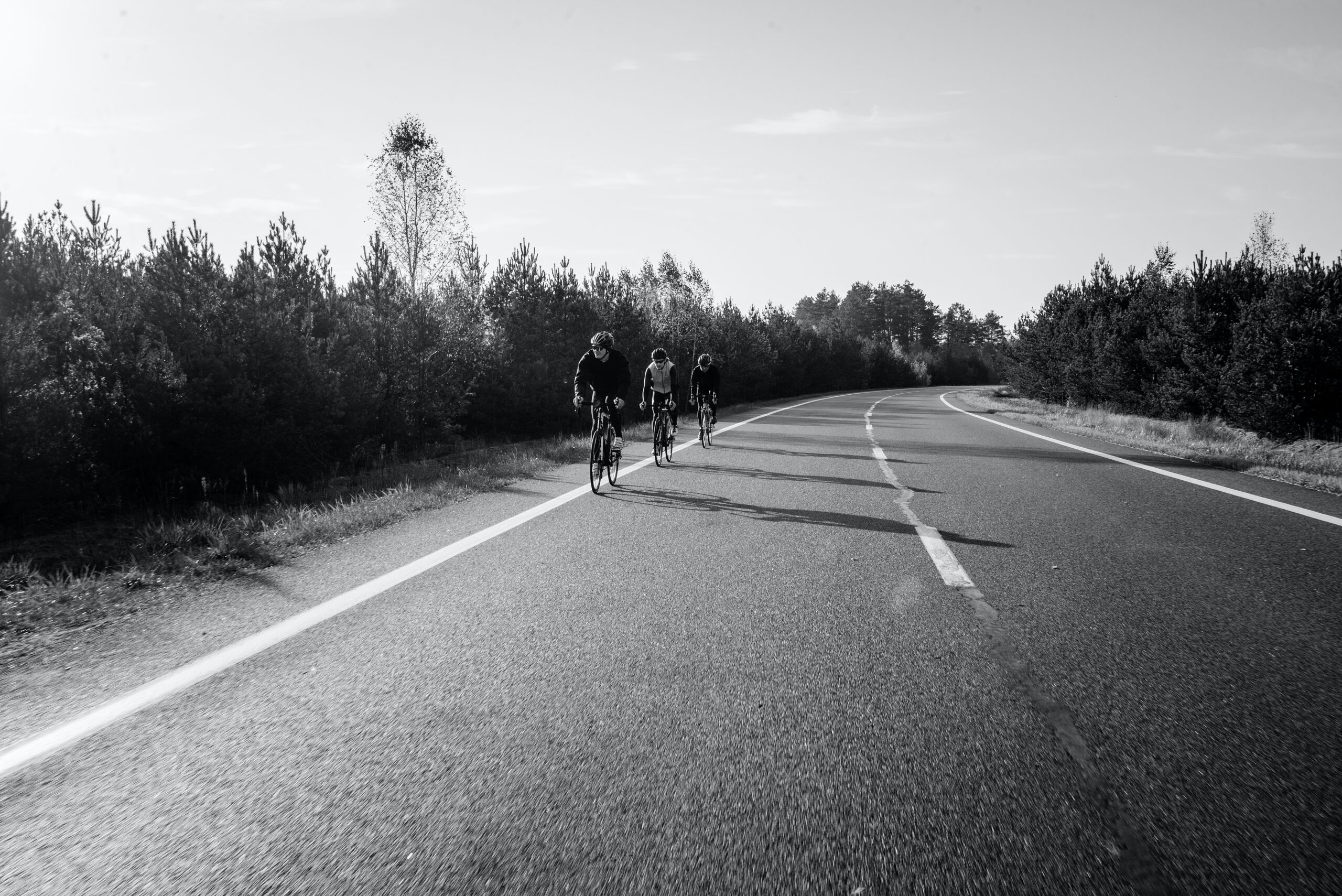 Se puede adelantar a un ciclista con línea continua